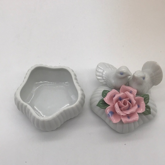 Beautiful Turtle Doves with Rose wedding ring box - Picture 3 of 8